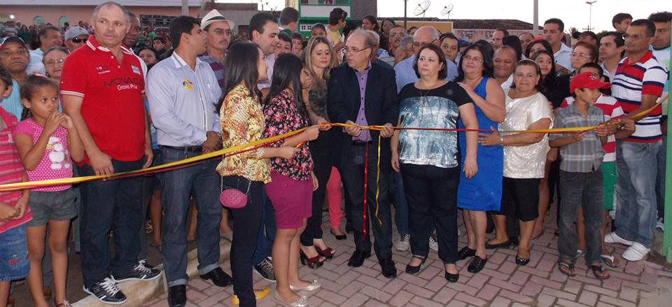 Prefeito Sandoval corta a fita inaugural junto com a família de Ana Letícia, homenageada com seu nome dando título à praça. (Foto: Adelino Silva - Ascom/PMC)